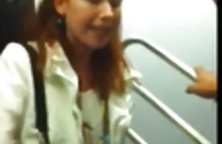 Fail Flash - punapea naine saab rongis väga vihaseks