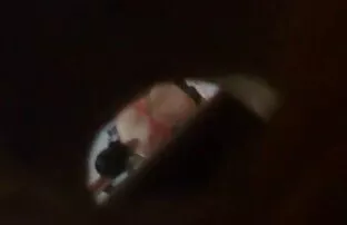 Tüdruk varjatud kaamera spioonide piiludes