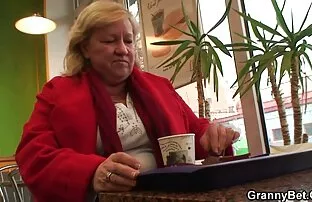 Kukenäljane vanaema peksab