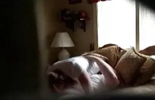 Varjatud kaamerapaar seksimas voodil -