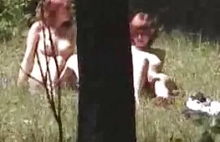 Nudistidest tüdrukud metsas