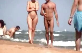 Blond nudistide rannas