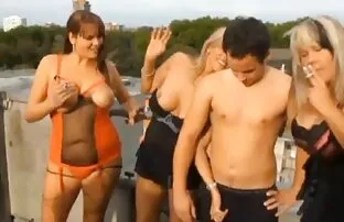 3 rinnakas babes imema suitsu riist ja jagama sperma