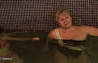 Küpsed naised vannis ja saunas.