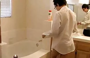 Väga karvane tihane India tüdruk mängib vannis.