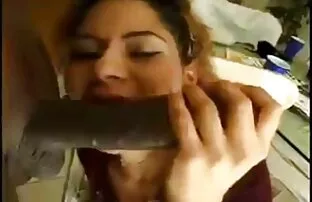 Latina kuum daam imeb ja neelab suur must munn sperma
