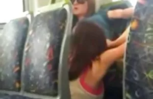 2 tüdrukut tabasid bussis tussu söömas