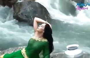 Desi tüdruk, läbipaistev märg Saree, näidates tissid. Kuum show