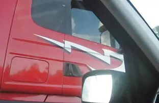 Artie saab pöidlad vilksatades veoautos tussu