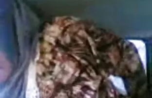 Araabia hijabi naised keppisid autos koera stiilis.