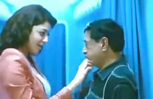 Kajal Aggarwal Hot Kiss Video seksikas film koos vanainimese nähtamatu eemaldatud klipiga