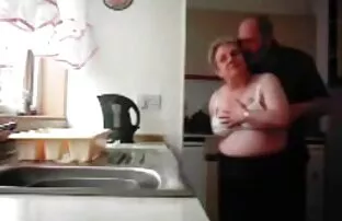 Vanaema ja vanaisa keppimine köögis