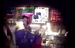 McDonaldsi tüdruk, kes kannab kaugvibraatorit