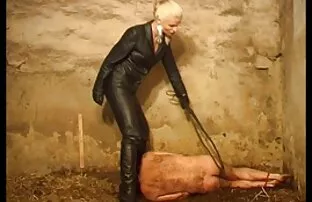 Blond armuke piitsutab räpaseid orje