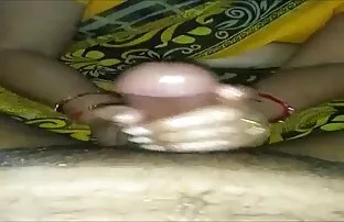 Desi Bhabhi kukele õlimassaaži andmas