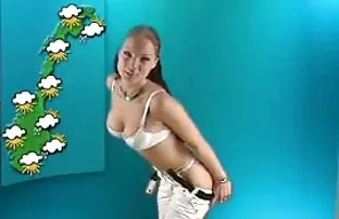Ilus tüdruk, kes striptiis kaamera