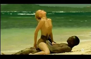 Noor blond tüdruk-rassidevaheline mustanahaline armuke rannas