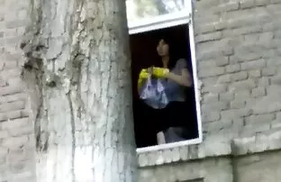 Tüdruk aknal