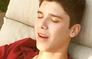 Blond jock inimliku lihatüki kallal