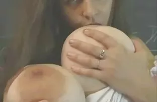 Denise mängib oma suurte tissidega