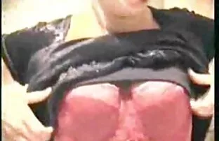 Amatöör küps Masturboida tema märg tussu edasi voodi