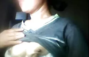 Hiina tüdruku rind vilgub eemal olles