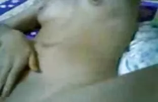 Mängib üksi kodus