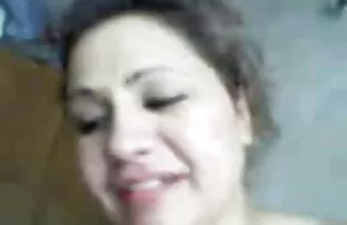 Araabia päritolu kaunis naine teeb oma hobi tööd
