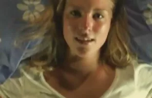Ilus blond mängib voodis iseendaga
