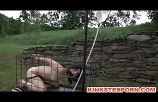 Õues bdsm puuris lukustatud klistiir