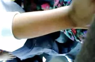 Noor tüdruk lubab Guy'l oma riista bussis hõõruda