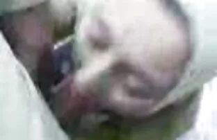 Araabia tüdruk, kes on hidžabis, imeb tööl riista
