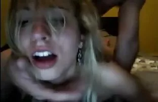 Blond saab oma tagumiku rebitud