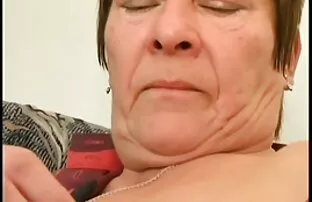 Karvase tussuga turske vanaema on noort rahuldav