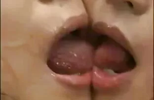Aasia lesbi suudlus