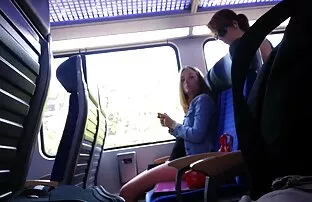 Tüdrukud filmivad rongis ja cum