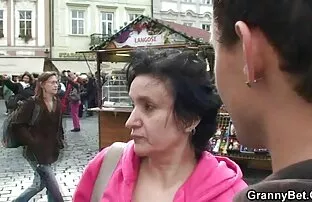 Vana vanaema turist hüppab kukale
