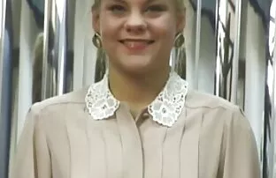 Blond sukad seljas näitab tema kiisu ja perset