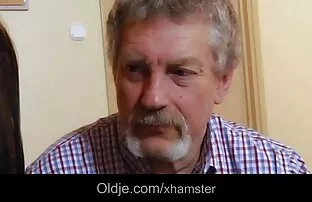 Vanamees keppib kuuma tüdrukut, kui naine on kodus