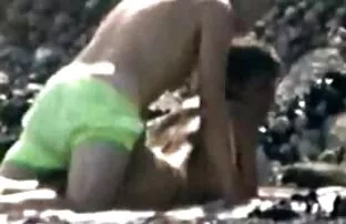 Rannapiiluja video: tüdruk annab löögi