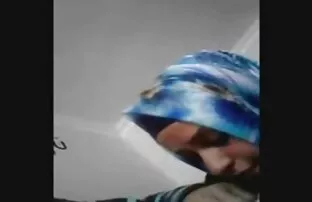 Moslemi hijabi turbaani imemiseks kukk
