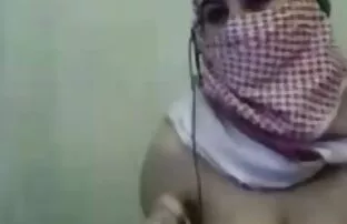 Palestiina araabia Hijabi tüdruk näitab oma suuri tissid veebikaameras