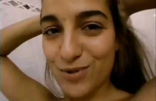 Karvane lil 'anna paneb oma karvase tagumiku skaudi pingule
