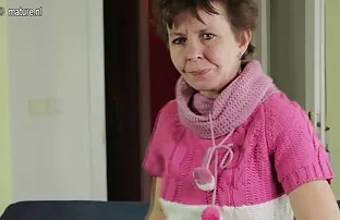 Kõhn küps vanaema töötab oma karvase tussuga