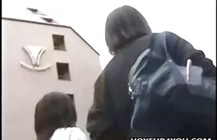 Noored koolitüdrukud, kes kannavad vormiriietust ja miniseelikuid