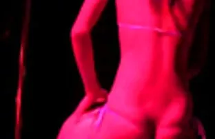 25 tantsija seksikas film Khesari Lal keelatud