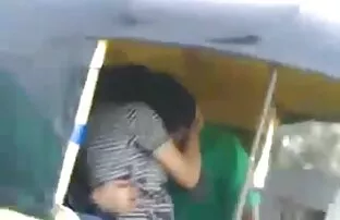 Desi auto rikša suudlemine