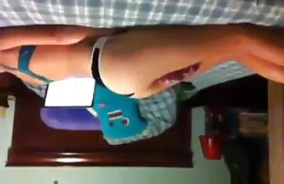 Päris teismeline seelik kukub ja näitab, kui märg on tema tuss hindi seksikas videofilmis