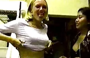 Blond cutie, mis näitab oma tissid