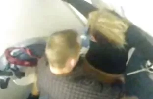 Spioon avalikult vannis käies